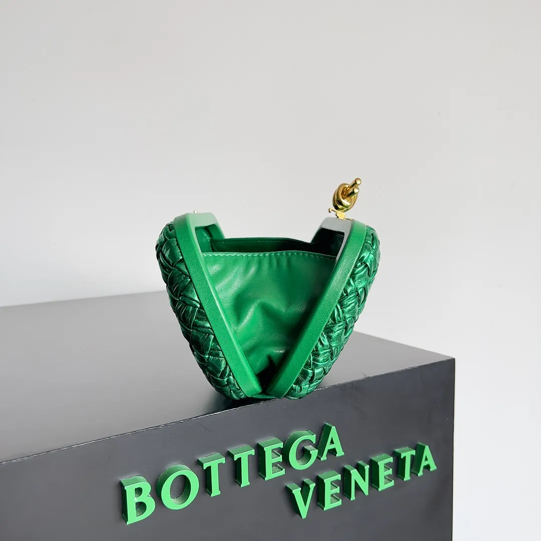 Batch 2020 BV Knot | The classic return of the evening bag. Original leather ➕ Stainless steel hardware ➕ 24k real gold plating ➕ Fully handmade. Those who know the history of our brand should have heard that the knot is a story of Bottega Veneta, and it is also one of the more important design elements. Matthieu Blazy's work this season sublimates Knot's classics, with a new knot design and a woven shoulder strap, plus Fouland Intreccio's weaving technology, adding some fashion to the retro and nostalgic feel of the past. Style number: 717622 Size: 20.5*6*12.5